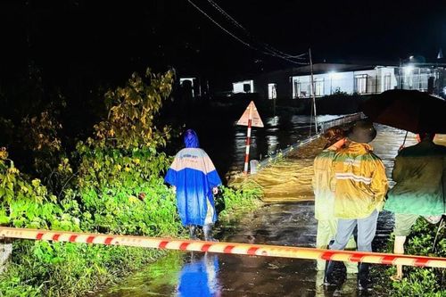 Khẩn cấp di dời dân tránh lũ lụt và sạt lở trong đêm