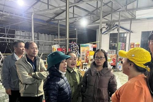 Xã D'ran hỗ trợ người dân và tài xế mắc kẹt tại đèo Ngoạn Mục