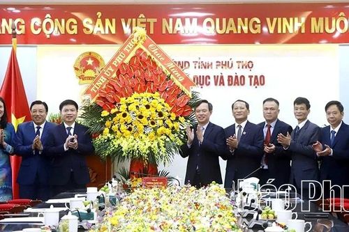 Bí thư Tỉnh ủy Trương Quốc Huy thăm, động viên, chúc mừng ngành Giáo dục và Đào tạo
