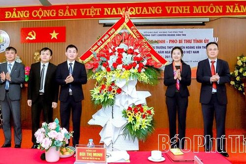 Phó Bí thư Tỉnh ủy Bùi Thị Minh thăm, chúc mừng 20/11 Trường THPT chuyên Hoàng Văn Thụ