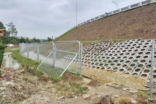 Rào chắn các điểm hở trên cao tốc Vạn Ninh - Cam Lộ sau vụ đàn bò đi vào cao tốc