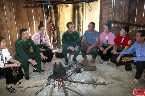Mỗi người dân là một 'cột mốc sống'