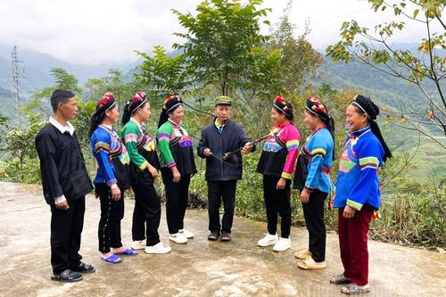 Gìn giữ nét đẹp văn hóa Phù Lá