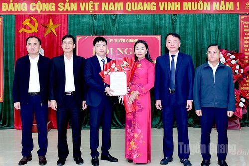 Đồng chí Phó Bí thư Thường trực Đảng ủy UBND tỉnh Nông Thị Bích Huệ trao quyết định về công tác cán bộ tại các xã Bằng Lang, Tân Trịnh, Đồng Yên và Tiên Yên