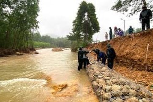 Huy động lực lượng Quân đội khắc phục sạt lở tại xã Hưng Lộc