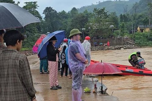 Mở rộng phạm vi tìm kiếm tài xế ô tô đầu kéo bị cuốn trôi mất tích ở Quảng Trị
