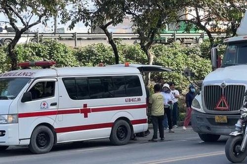 Bé gái lớp 9 bị xe đầu kéo cán tử vong khi được anh chở đi học