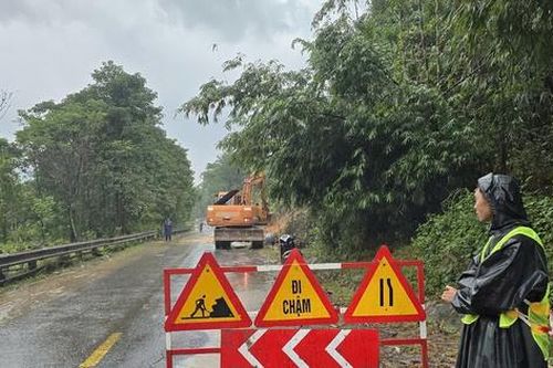 Nhiều tuyến giao thông ở Quảng Trị, Huế lại ngập sâu, sạt lở do mưa lũ