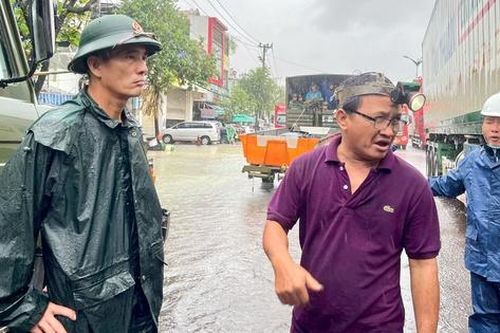 Lũ nhấn chìm nhiều khu dân cư ở miền Trung, giao thông chia cắt