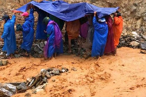 Khiêng võng băng qua sạt lở đưa 3 bệnh nhân vùng cao Đà Nẵng đi cấp cứu