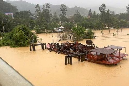 Đắk Lắk: Tàu hút cát đứt neo trôi tự do trên sông Krông Ana, uy hiếp cầu Giang Sơn