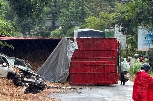 5 người bị thương trong vụ xe container lật, đè bẹp ô tô con ở Lâm Đồng