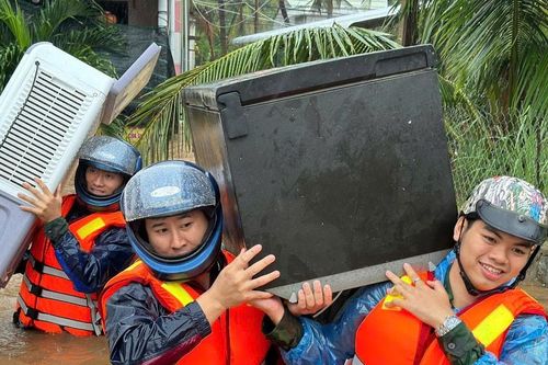 Đắk Lắk: Bộ đội Biên phòng hỗ trợ sơ tán người dân và tài sản trong mưa lũ