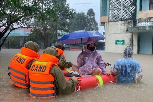 Vượt qua lũ dữ, Công an xã đưa sản phụ sắp sinh đến trạm xá an toàn