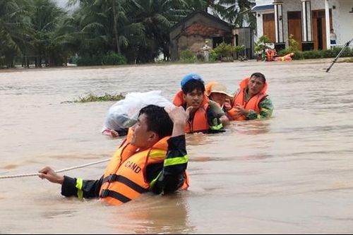 Công an Khánh Hòa dầm mình trong mưa lũ sơ tán, cứu nạn nhiều người dân