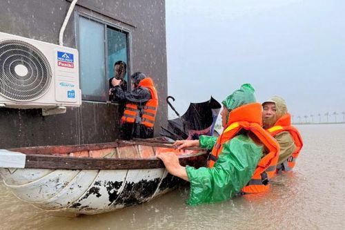 Công an xã vượt lũ cứu nạn 7 người trong một gia đình