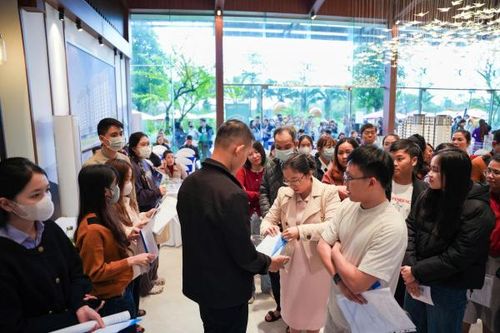 Hàng trăm người dân bốc thăm để mua nhà ở xã hội
