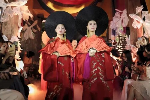 Không gian phố cổ bừng sắc với áo dài Việt