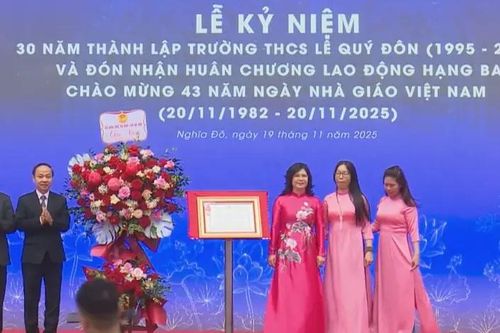 Trường THCS Lê Quý Đôn nhận Huân chương Lao động hạng Ba
