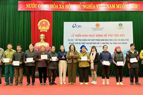 Tổ chức phi chính phủ Hoa Kỳ trao kinh phí hỗ trợ khẩn cấp 1,5 tỷ đồng cho người dân bị thiệt hại bão số 11 tại xã Hòa An
