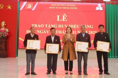 Trao tặng Huy hiệu Đảng cho 36 đảng viên xã Bảo Lạc và Trùng Khánh