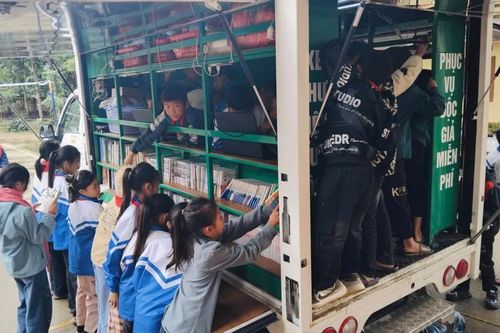 Xe thư viện lưu động phục vụ học sinh Trường THPT Lý Bôn