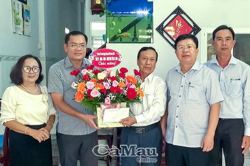 Phó Chủ tịch UBND tỉnh Ngô Vũ Thăng thăm và chúc mừng PGS.TS Đào Hoàng Nam