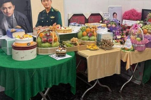 Em ruột NSƯT Quý Bình tổ chức sinh nhật cho anh trai quá cố, dọn mâm cỗ đủ đầy nhớ thương người đã khuất