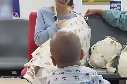 Mẹ bỉm Hà Nội cho con bú ở phòng chờ tiêm gây sốt MXH vì xinh giống hệt mỹ nhân đẹp nhất Philippines
