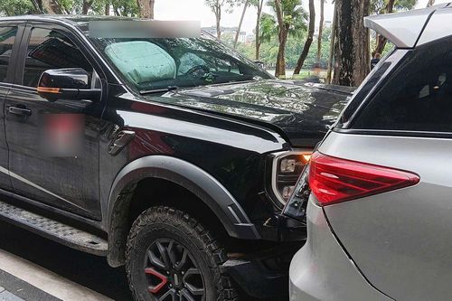 Nam bảo vệ lái xe vào chỗ đỗ thì bất ngờ đâm vào 3 ô tô đang dừng và 1 xe máy: Điều ám ảnh tại hiện trường