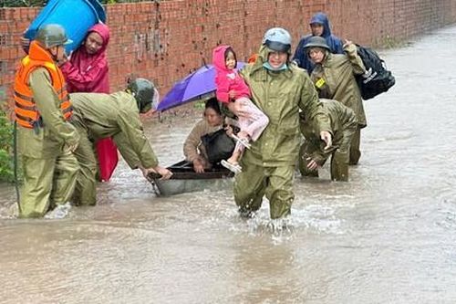 Công an Gia Lai 'chạy đua' cứu dân trong lũ dữ