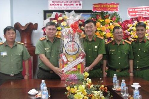 Ban Chuyên đề Công an TPHCM thăm, chúc mừng nhân ngày Nhà giáo Việt Nam