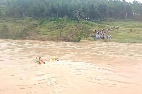 Giăng dây làm ròng rọc qua sông Ba giải cứu 31 người dân mắc kẹt do nước lũ dâng cao
