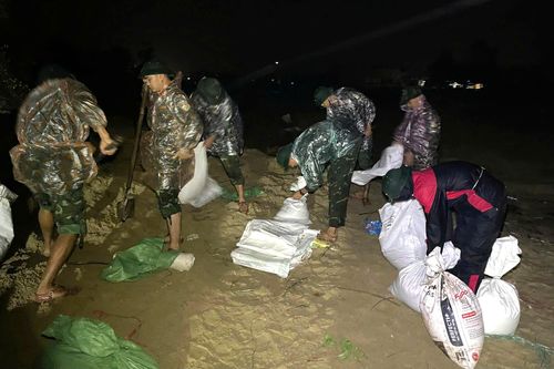 Hơn 500 người trắng đêm đội mưa, 'vá' bờ kè An Lương bị sóng dữ công phá
