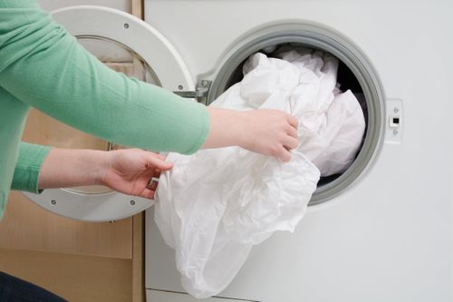 Nên giặt quần áo bằng nước lạnh hay nước ấm?