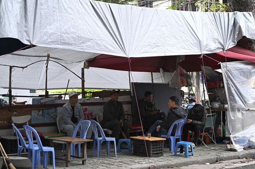 Quán xá Hà Nội quây bạt kín mít, người lao động chật vật chống rét đầu mùa