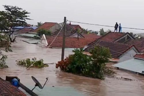 Thủy điện ở Đắk Lắk xả lũ lớn nhất từ trước đến nay, nhiều nhà dân ngập lút mái