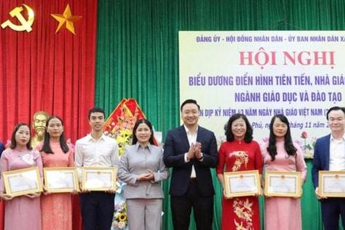 Xã Trần Phú tuyên dương nhiều tập thể, nhà giáo tiêu biểu, mẫu mực