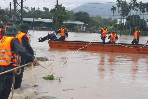 Lực lượng vũ trang tỉnh Khánh Hòa vượt lũ, giúp dân