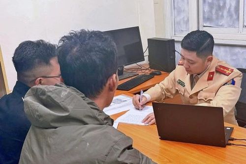 Danh tính lái xe tải làm đổ bùn nhão xuống đường khiến nhiều xe máy trượt ngã ở Hà Nội