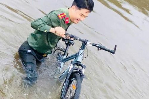Cán bộ công an cứu học sinh lớp 5 bị gió quật ngã xuống kênh