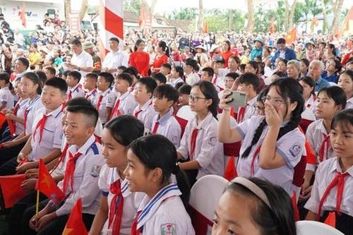 Những ngôi trường nội trú ươm mầm ước mơ đổi thay giáo dục vùng biên