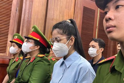 Hằng 'du mục' khóc trước tòa vì làm ảnh hưởng tới con