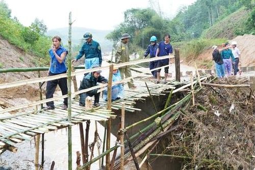 Cận cảnh cầu tạm nối đôi bờ chia cắt, hơn 1.200 người thoát cảnh cô lập