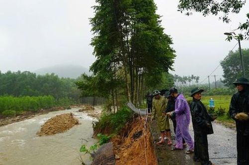 Dầm mưa khắc phục sạt lở uy hiếp giao thông sau lũ ở Huế