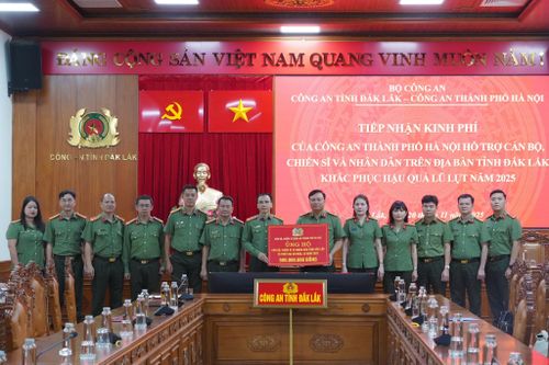 Công an Hà Nội luôn sát cánh, sẻ chia khó khăn cùng nhân dân và đồng đội tỉnh Đắk Lắk