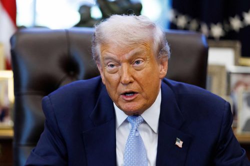 TT Trump ký dự luật công bố tài liệu về tỷ phú ấu dâm Epstein