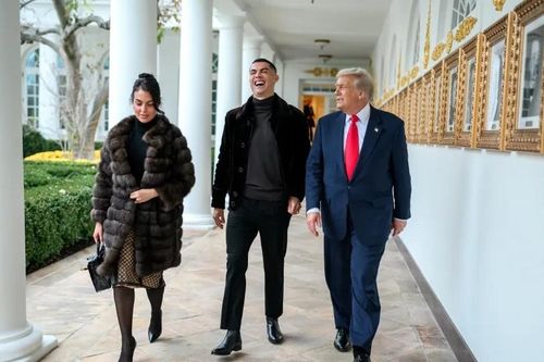 Khoảnh khắc Ronaldo bước cạnh ông Trump