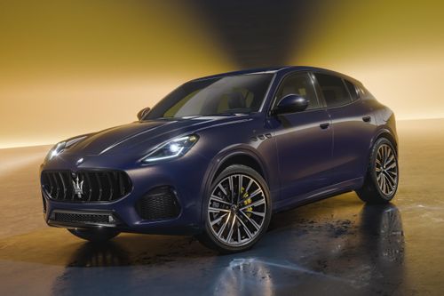 Cận cảnh Maserati Grecale Lumina Blu với lớp sơn bóng đêm