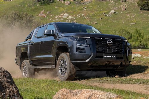 Nissan Navara thế hệ mới ra mắt - lại giống Mitsubishi Triton